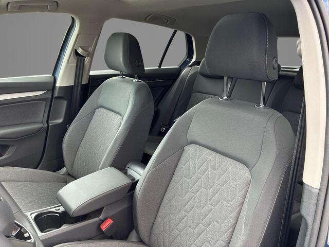 Volkswagen GOLF 1.5 eHybrid Life Edition Panoramadak · Achteruitrijcamera · Draadloze telefoonlader · Stuur- & Stoelverwarming