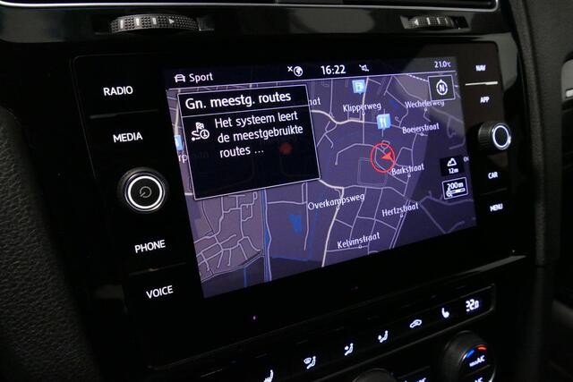 Volkswagen GOLF 2.0 TSI GTI TCR / Akrapovic uitlaat / Panoramadak / Stoelverwarming / Apple Carplay - Android Auto / Ambienteverlichting / DCC / Climatronic / Adaptive Cruise Control / 18'' LMV / Digitaal instrumentenpaneel