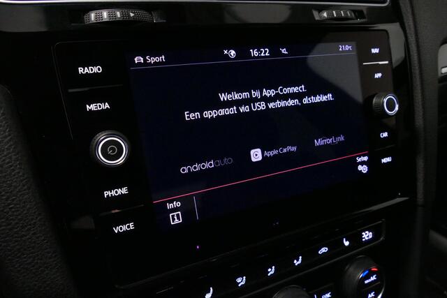 Volkswagen GOLF 2.0 TSI GTI TCR / Akrapovic uitlaat / Panoramadak / Stoelverwarming / Apple Carplay - Android Auto / Ambienteverlichting / DCC / Climatronic / Adaptive Cruise Control / 18'' LMV / Digitaal instrumentenpaneel