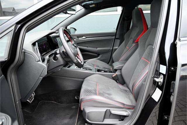 Volkswagen GOLF 2.0 TSI GTI CLUBSPORT 300 PK / PANO / IQ LIGHT / HARMAN KARDON / CAMERA / DEALERONDERHOUDEN / 1E EIGENAAR