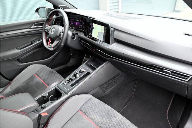 Volkswagen GOLF 2.0 TSI GTI CLUBSPORT 300 PK / PANO / IQ LIGHT / HARMAN KARDON / CAMERA / DEALERONDERHOUDEN / 1E EIGENAAR