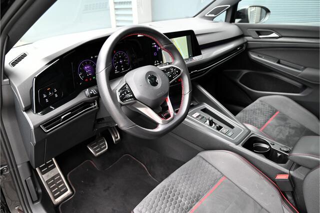 Volkswagen GOLF 2.0 TSI GTI CLUBSPORT 300 PK / PANO / IQ LIGHT / HARMAN KARDON / CAMERA / DEALERONDERHOUDEN / 1E EIGENAAR