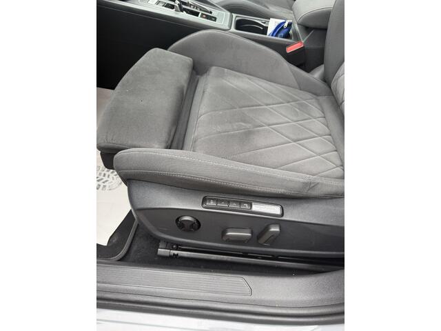Volkswagen GOLF 1.5 eTSI R-Line IQ LED | MASSAGE STOELEN | CAMERA | NAVIGATIE | PANORAMADAK | CRUISECONTROL | STUUR/STOEL VERWARMING | LED PAKKET | PARKEERSENSOREN | VIRTUEEL COCKPITDISPLAY | APPLE CARPLAY & ANDROID AUTO |