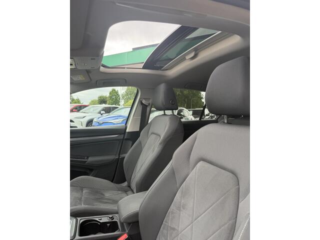Volkswagen GOLF 1.5 eTSI R-Line IQ LED | MASSAGE STOELEN | CAMERA | NAVIGATIE | PANORAMADAK | CRUISECONTROL | STUUR/STOEL VERWARMING | LED PAKKET | PARKEERSENSOREN | VIRTUEEL COCKPITDISPLAY | APPLE CARPLAY & ANDROID AUTO |
