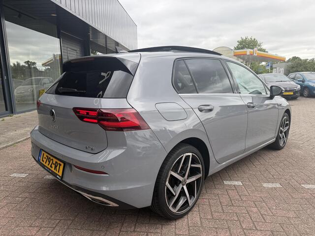 Volkswagen GOLF 1.5 eTSI R-Line IQ LED | MASSAGE STOELEN | CAMERA | NAVIGATIE | PANORAMADAK | CRUISECONTROL | STUUR/STOEL VERWARMING | LED PAKKET | PARKEERSENSOREN | VIRTUEEL COCKPITDISPLAY | APPLE CARPLAY & ANDROID AUTO |