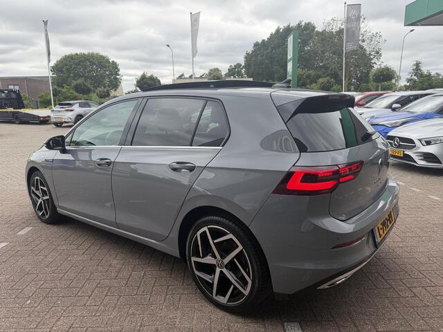 Volkswagen GOLF 1.5 eTSI R-Line IQ LED | MASSAGE STOELEN | CAMERA | NAVIGATIE | PANORAMADAK | CRUISECONTROL | STUUR/STOEL VERWARMING | LED PAKKET | PARKEERSENSOREN | VIRTUEEL COCKPITDISPLAY | APPLE CARPLAY & ANDROID AUTO |