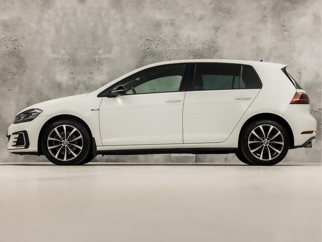 Volkswagen GOLF 1.4 TSI PHEV GTE 204Pk Automaat (VIRTUAL COCKPIT, APPLE CARPLAY, GROOT NAVI, KEYLESS, CAMERA, STOELVERWARMING, SPORTSTOELEN, ADAPTIVE CRUISE, GETINT GLAS, NIEUWSTAAT)