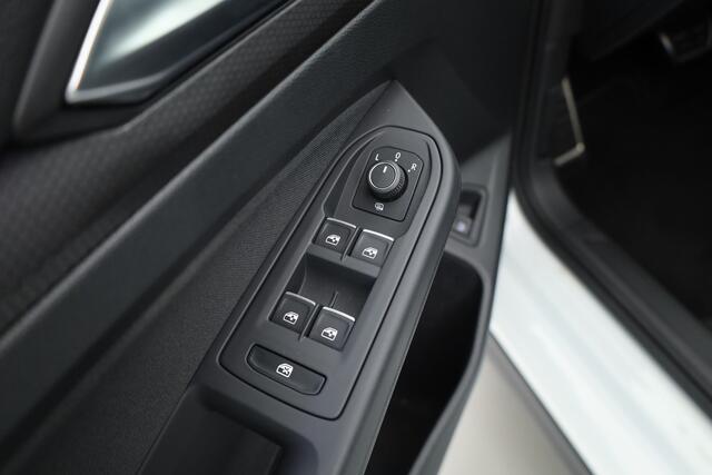 Volkswagen GOLF 1.4 eHybrid GTE | Dig. Cockpit | IQ light | Apple CarPlay & Android Auto | Stoel-Stuurverw. | Sfeerverlichting