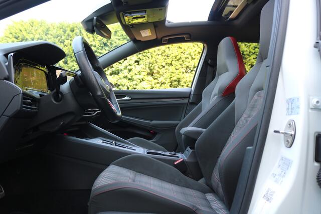 Volkswagen GOLF 2.0 TSI GTI DSG (Panoramadak Sportinterieur Carplay Navi/Camera ACC 19InchLMV IQ-Light Pdc V+A PrivacyGlass)