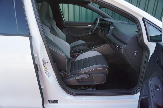 Volkswagen GOLF 1.4 eHybrid GTE + Panoramadak/ LED/ Trekhaak/ Leer/ 19inch/ Garantie!