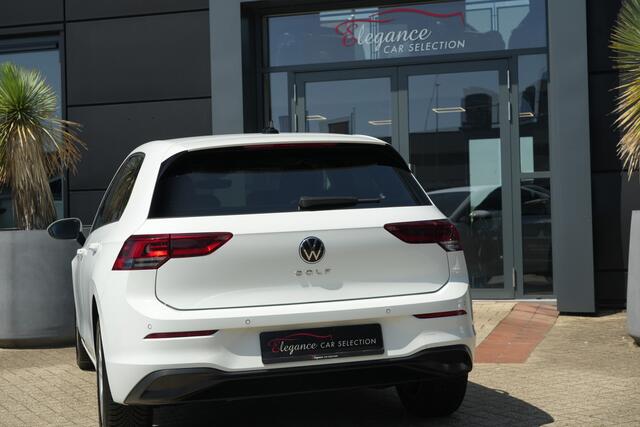 Volkswagen GOLF 1.5 TSI Life 130pk Navigatie/Stoelverwarming/AdaptieveCruiseControl