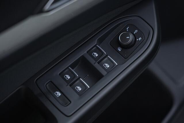 Volkswagen GOLF 1.5 TSI Life 130pk Navigatie/Stoelverwarming/AdaptieveCruiseControl
