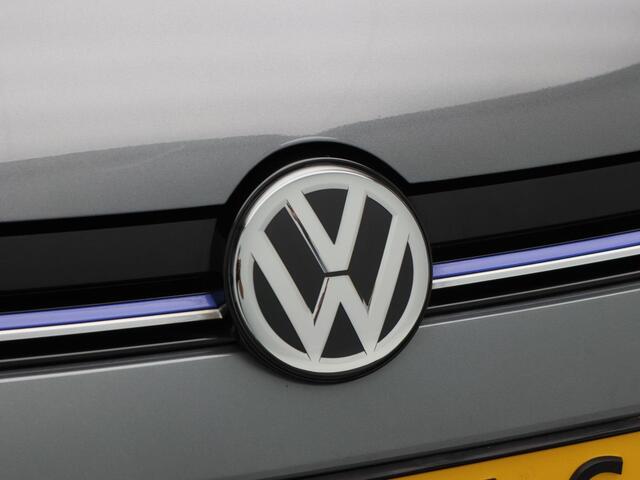 Volkswagen GOLF 1.5 TSi 130 Pk Highline | Adaptive Cruise | Stoelverwarming | Camera | CarPlay | Climatronic | 17 Inch | 31.901 Km !!
