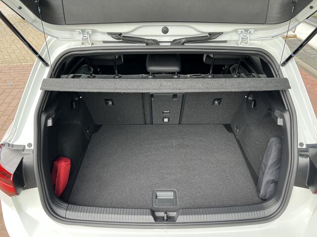 Volkswagen GOLF 1.5 eTSI 150pk DSG R-Line / Panorma dak / Black style / Standkachel / 18'' LMV