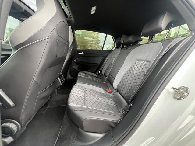 Volkswagen GOLF 1.5 eTSI 150pk DSG R-Line / Panorma dak / Black style / Standkachel / 18'' LMV