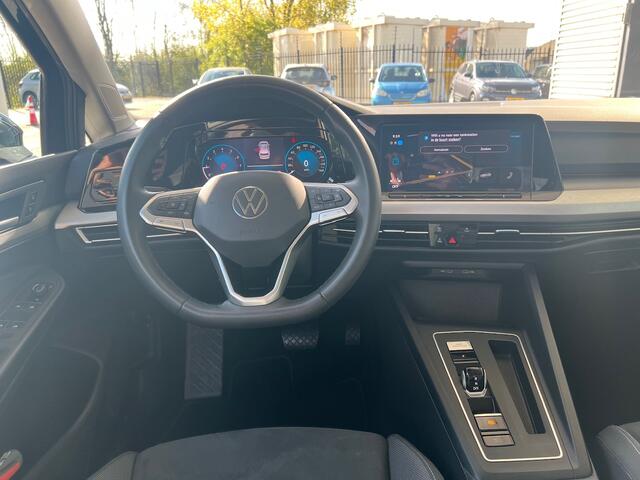 Volkswagen GOLF 1.0 eTSI DSG Life Business / Navigatie / PDC / Geheugen stoelen / Getint glas / 16'' LMV