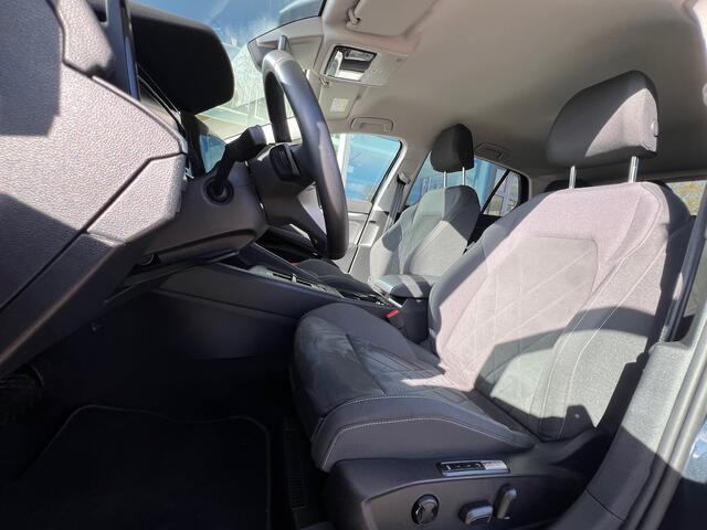 Volkswagen GOLF 1.0 eTSI DSG Life Business / Navigatie / PDC / Geheugen stoelen / Getint glas / 16'' LMV