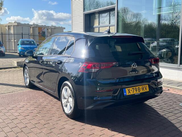 Volkswagen GOLF 1.0 eTSI DSG Life Business / Navigatie / PDC / Geheugen stoelen / Getint glas / 16'' LMV