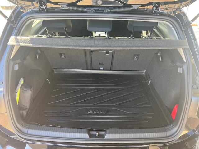 Volkswagen GOLF 1.0 eTSI DSG Life Business / Navigatie / PDC / Geheugen stoelen / Getint glas / 16'' LMV