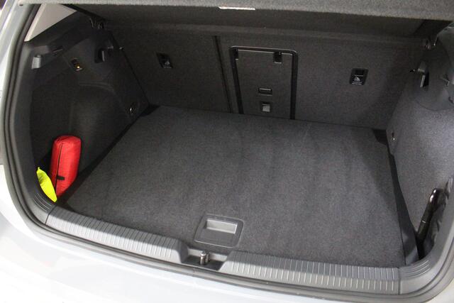 Volkswagen GOLF 1.5 TSI Goal Navigatie | Panoramadak | 4-Seizoenen banden | Parkeersensoren | Fabrieksgarantie