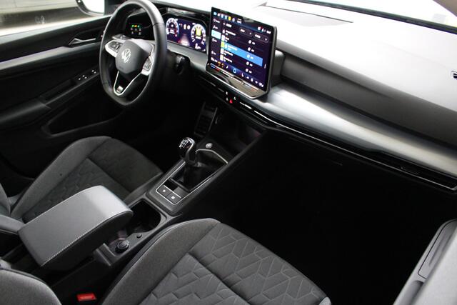 Volkswagen GOLF 1.5 TSI Goal Navigatie | Panoramadak | 4-Seizoenen banden | Parkeersensoren | Fabrieksgarantie