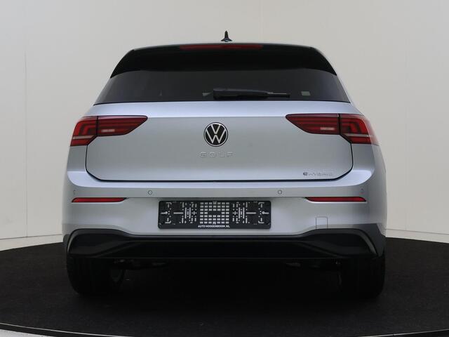Volkswagen GOLF Life Edition eHybrid | 'App-Connect' draadloze smartphone integratie | Achterbank in ongelijke delen neerklapbaar incl. middenarmsteun en doorlaadmogelijkheid | Afstandscontrolesysteem (Front Assist)
