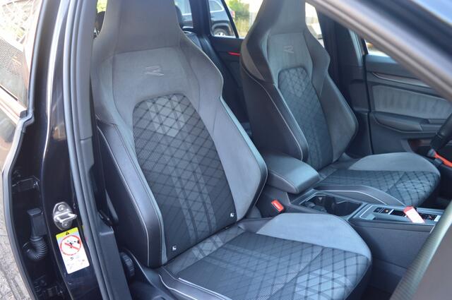 Volkswagen GOLF Variant 1.5 eTSI R-Line | AUT - BLACKPACK - CARPLAY