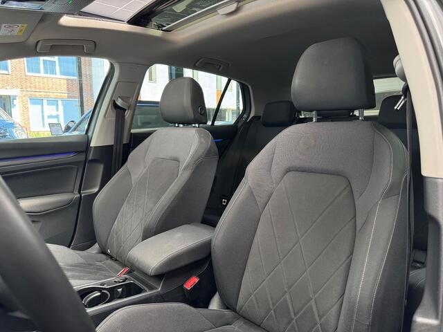 Volkswagen GOLF 1.5 eTSI Style / Pano / Camera /