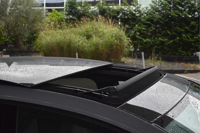 Volkswagen GOLF 2.0 TSI 191 PK 3x R-Line Nardo Grey Winter pakket | Zéér netjes | Open dak | Keyless | Sfeerverlichting | Carplay | Stoel- & stuurverwarming | DAB