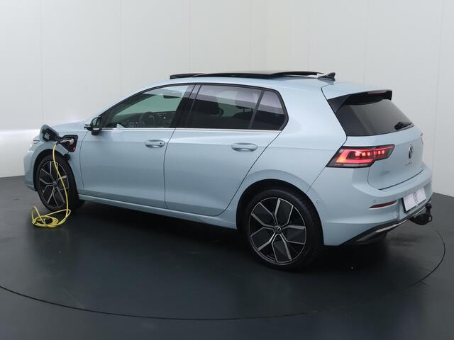 Volkswagen GOLF 1.5 eHybrid Style Edition | 204 PK | SoH 100% | Trekhaak wegklapbaar | Adaptive Cruise Control | Achteruitrijcamera | Panoramadak | Elektrische verstelbare stoelen |