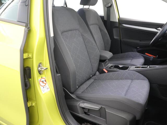 Volkswagen GOLF 1.0 eTSI Life | Trekhaak | Navigatie | Cruise Control Adaptief | Parkeersensoren |