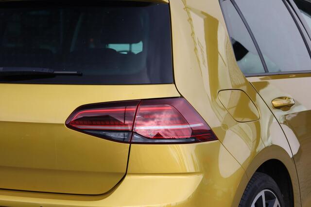 Volkswagen GOLF 1.5 TSI Highline 150PK / 110kW DSG, Apple Carplay & Android Auto, LED koplampen, LED achterlichten met dynamische richtingaanwijzers, elektrisch verstel-, verwarm- en inklapbare buitenspiegels (spiegelpakket), draadloze telefoonlader, discover pro navigat