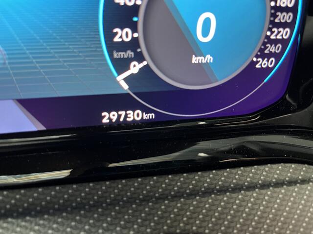 Volkswagen GOLF 1.5 TSI R-Line / GARANTIE TM 02-2028/ PANO/ PARK.SENSOR.V+A/ CAMERA/ ACC/ STUUR+STOELVERWARM./ APP-CONNECT/ KEYLESS/ DIGITAL DASH/ NAVI/ DAB/ 17'' LMV