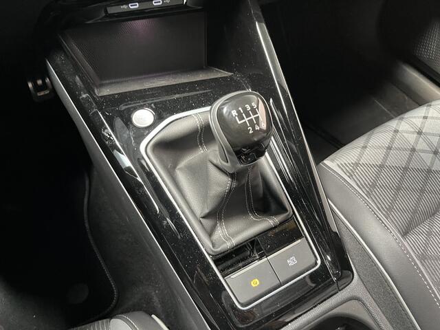 Volkswagen GOLF 1.5 TSI R-Line / GARANTIE TM 02-2028/ PANO/ PARK.SENSOR.V+A/ CAMERA/ ACC/ STUUR+STOELVERWARM./ APP-CONNECT/ KEYLESS/ DIGITAL DASH/ NAVI/ DAB/ 17'' LMV
