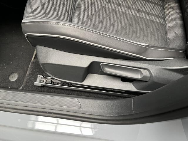 Volkswagen GOLF 1.5 TSI R-Line / GARANTIE TM 02-2028/ PANO/ PARK.SENSOR.V+A/ CAMERA/ ACC/ STUUR+STOELVERWARM./ APP-CONNECT/ KEYLESS/ DIGITAL DASH/ NAVI/ DAB/ 17'' LMV