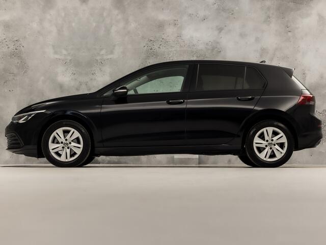 Volkswagen GOLF 1.5 TSI Sport (4 CILINDER, APPLE CARPLAY, GROOT NAVI, STUUR/STOELVERWARMING, KEYLESS, GETINT GLAS, SPORTSTOELEN, PARKEERSENSOREN, SFEERVERLICHTING, NIEUWSTAAT)
