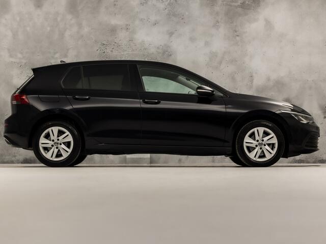Volkswagen GOLF 1.5 TSI Sport (4 CILINDER, APPLE CARPLAY, GROOT NAVI, STUUR/STOELVERWARMING, KEYLESS, GETINT GLAS, SPORTSTOELEN, PARKEERSENSOREN, SFEERVERLICHTING, NIEUWSTAAT)