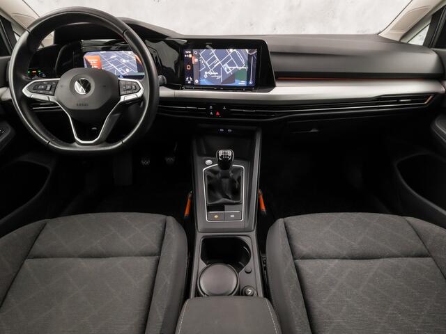 Volkswagen GOLF 1.5 TSI Sport (4 CILINDER, APPLE CARPLAY, GROOT NAVI, STUUR/STOELVERWARMING, KEYLESS, GETINT GLAS, SPORTSTOELEN, PARKEERSENSOREN, SFEERVERLICHTING, NIEUWSTAAT)