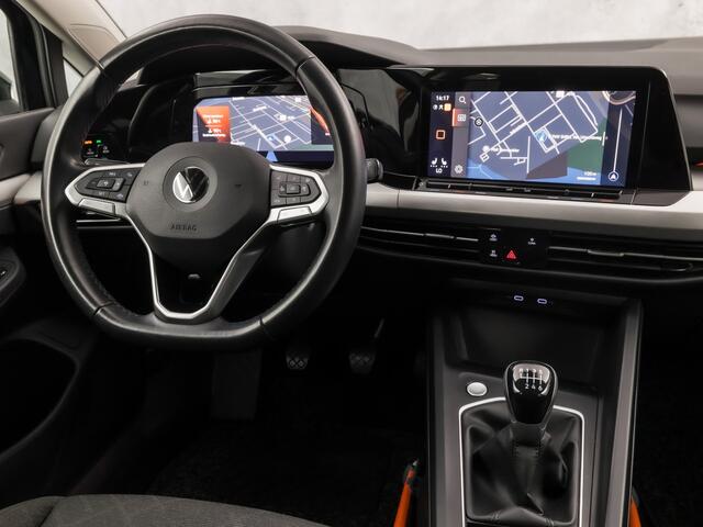 Volkswagen GOLF 1.5 TSI Sport (4 CILINDER, APPLE CARPLAY, GROOT NAVI, STUUR/STOELVERWARMING, KEYLESS, GETINT GLAS, SPORTSTOELEN, PARKEERSENSOREN, SFEERVERLICHTING, NIEUWSTAAT)