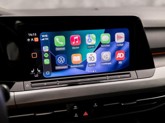 Volkswagen GOLF 1.5 TSI Sport (4 CILINDER, APPLE CARPLAY, GROOT NAVI, STUUR/STOELVERWARMING, KEYLESS, GETINT GLAS, SPORTSTOELEN, PARKEERSENSOREN, SFEERVERLICHTING, NIEUWSTAAT)