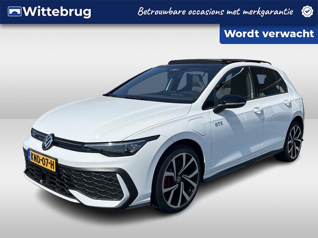 Volkswagen GOLF 1.5 eHybrid GTE / FABRIEKSGARANTIE TM 9-2030/ 272 PK/ PANO/ BLACK STYLE/ ZWENKBARE TREKHAAK/ HEAD-UP DISPLAY/ CAMERA/ IQ. LIGHT/ DODE HOEK/ STOEL-STUURVERWARM./ ADAPT. CRUISE/ APP CONNECT/ 18" LMV