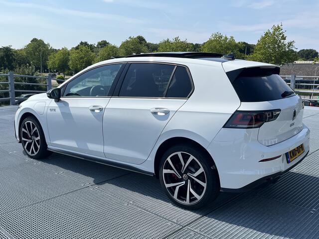 Volkswagen GOLF 1.5 eHybrid GTE / FABRIEKSGARANTIE TM 9-2030/ 272 PK/ PANO/ BLACK STYLE/ ZWENKBARE TREKHAAK/ HEAD-UP DISPLAY/ CAMERA/ IQ. LIGHT/ DODE HOEK/ STOEL-STUURVERWARM./ ADAPT. CRUISE/ APP CONNECT/ 18" LMV