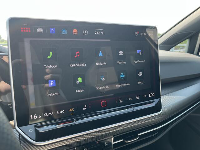 Volkswagen GOLF 1.5 eHybrid GTE / FABRIEKSGARANTIE TM 9-2030/ 272 PK/ PANO/ BLACK STYLE/ ZWENKBARE TREKHAAK/ HEAD-UP DISPLAY/ CAMERA/ IQ. LIGHT/ DODE HOEK/ STOEL-STUURVERWARM./ ADAPT. CRUISE/ APP CONNECT/ 18" LMV