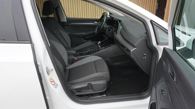 Volkswagen GOLF 1.5 TSI 131PK 5Drs *Black Style* IQ Light A-Camera Virtual Stoel & Stuurverwarming Adaptive Cruise 18inch LM *Sfeerverlichting*