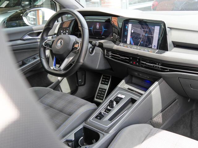 Volkswagen GOLF 1.4 eHybrid GTE | 1.500kg Trekgew! | NAVIGATIE | CARPLAY |