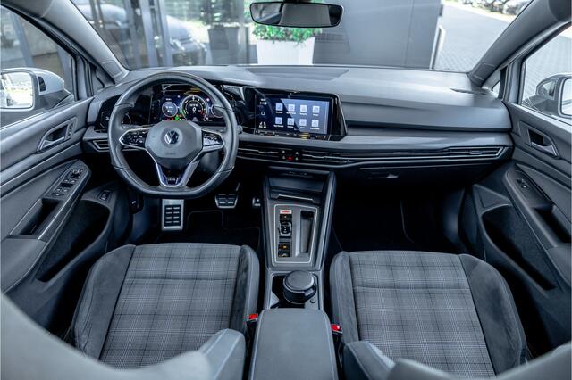 Volkswagen GOLF 1.4 eHybrid Style - Panorama | Elek. Trekhaak | Camera | ACC