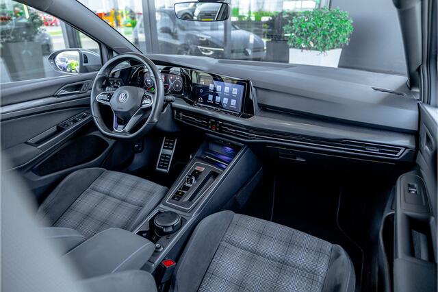 Volkswagen GOLF 1.4 eHybrid Style - Panorama | Elek. Trekhaak | Camera | ACC