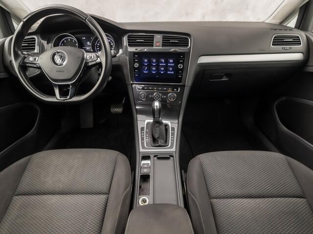 Volkswagen GOLF 1.0 TSI Sportline Automaat (APPLE CARPLAY, GROOT NAVI, CLIMATE, STOELVERWARMING, SPORTSTOELEN, GETINT GLAS, PARKEERSENSOREN, CRUISE, NIEUWSTAAT)