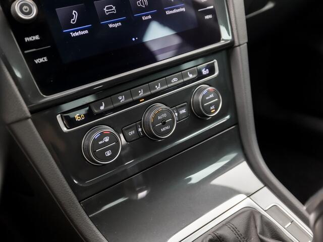 Volkswagen GOLF 1.0 TSI Sportline Automaat (APPLE CARPLAY, GROOT NAVI, CLIMATE, STOELVERWARMING, SPORTSTOELEN, GETINT GLAS, PARKEERSENSOREN, CRUISE, NIEUWSTAAT)