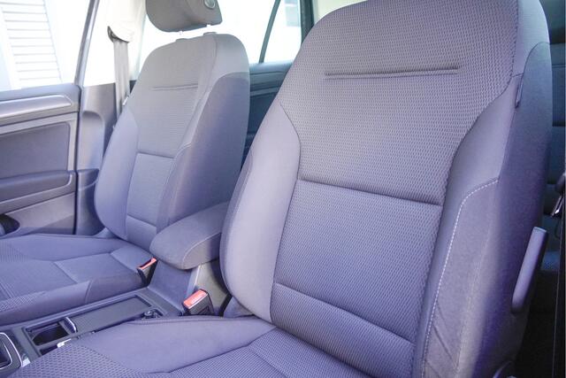 Volkswagen GOLF 1.5 TSI 131PK! 5drs Comfortline Business BJ2020 Lmv 16" | Led | Pdc | Navi | App-Connect | Climate control | Cruise control | Stuurbekrachtiging | Extra getint glas